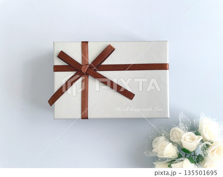 ギフトボックスと白いブーケの水色背景 135501695
