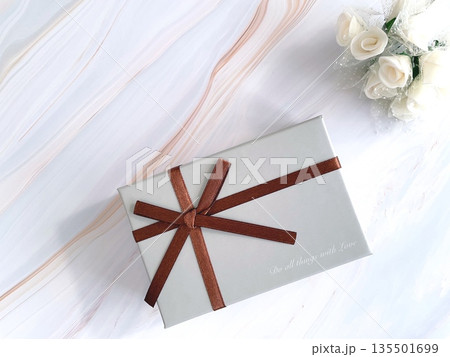 シンプルなプレゼントボックス白い花 135501699