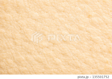 プレーンなせんべいの表面のマクロ質感背景 プレーンなせんべいの表面のマクロ質感背景 135501752
