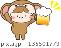 サルの着ぐるみ　ビール乾杯 135501779