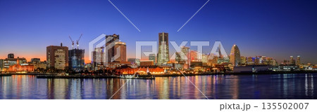大桟橋からのみなとみらい夕景(パノラマ) 大桟橋からのみなとみらい夕景(パノラマ) 135502007