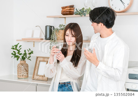 キッチンで水道水が不味くて困っている若いアジア人夫婦,カップル 135502084