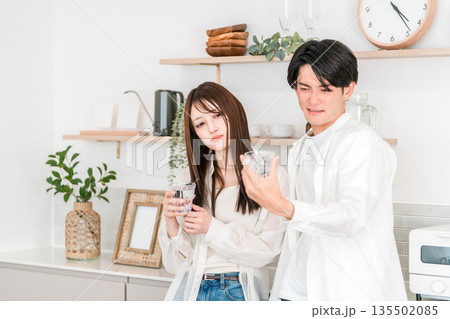 キッチンで水道水が不味くて困っている若いアジア人夫婦,カップル 135502085