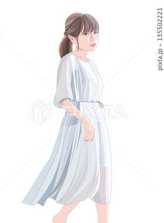 ワンピースを着て振り向く少女イラスト 135502221