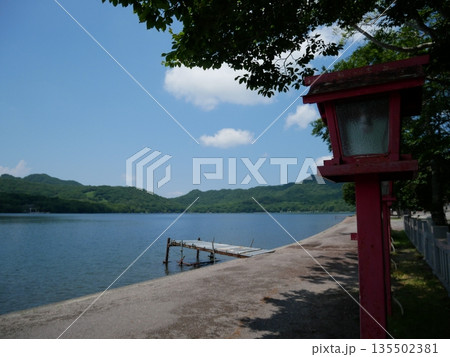 灯篭と桟橋 灯篭と桟橋 135502381
