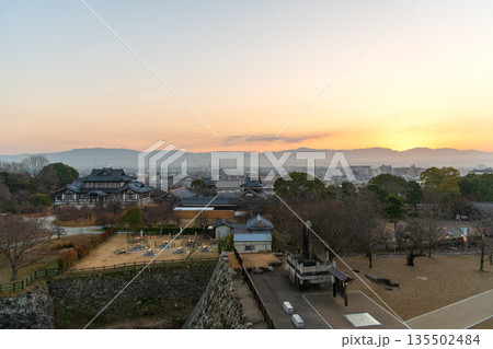 《商用撮影許可取得済》大和郡山郡山城天守台から見た日の出の景色 135502484