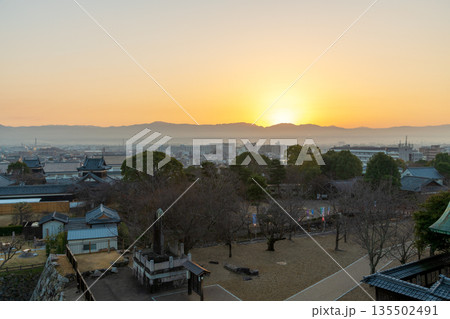 《商用撮影許可取得済》大和郡山郡山城天守台から見た日の出の景色 135502491