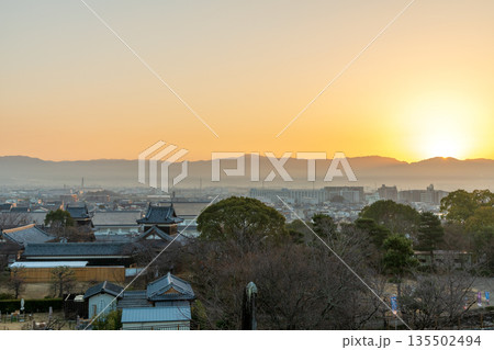 《商用撮影許可取得済》大和郡山郡山城天守台から見た日の出の景色 135502494