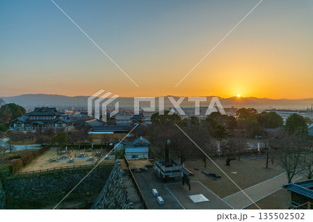 《商用撮影許可取得済》大和郡山郡山城天守台から見た日の出の景色 《商用撮影許可取得済》大和郡山郡山城天守台から見た日の出の景色 135502502