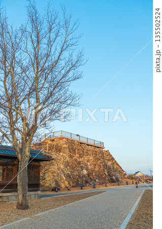 《商用撮影許可取得済》朝日を浴びる大和郡山城天守台へ続く道 135502524