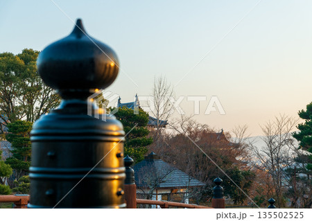 《商用撮影許可取得済》早朝の極楽橋欄干の擬宝珠と大和郡山城の追手向櫓 135502525