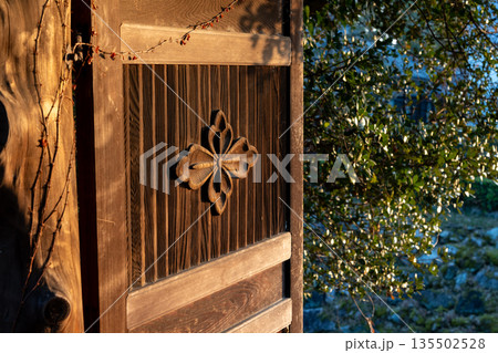 《商用撮影許可取得済》大和郡山城 竹林橋櫓跡側の家紋付きの扉のある風景 135502528