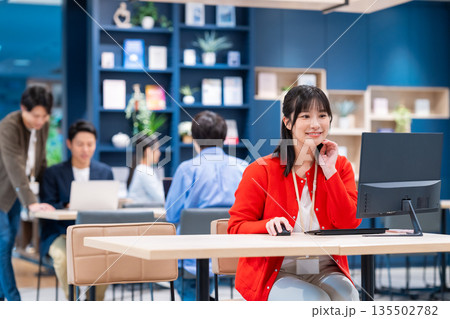 オフィスで働くエンジニアの女性 135502782