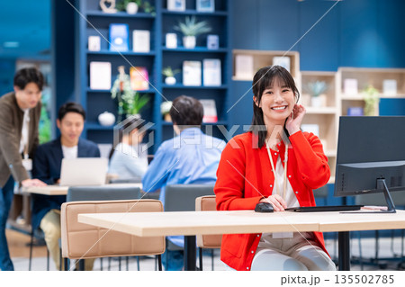 オフィスで働くエンジニアの女性 135502785