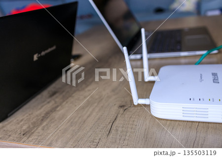 デバイス数が多くても安定した接続が可能なビジネスWIFI 135503119