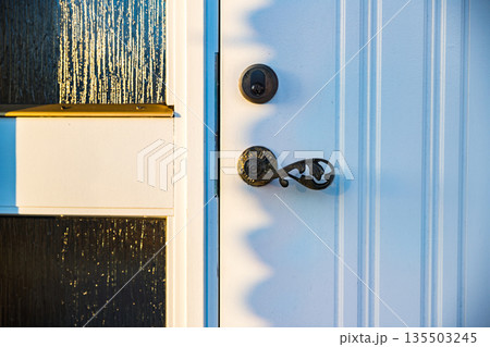 玄関ドアノブの防犯対策 135503245