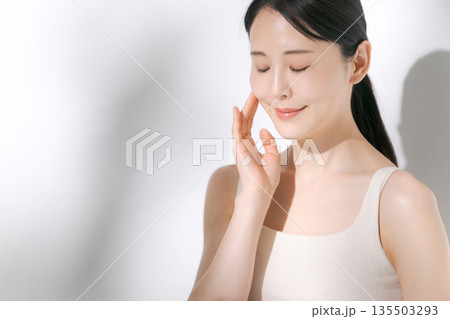 スキンケアをする若い女性 135503293