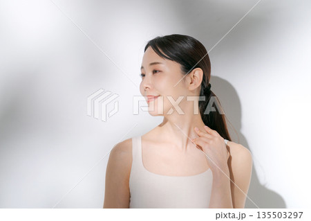 スキンケアをする若い女性 135503297