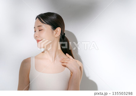 スキンケアをする若い女性 135503298