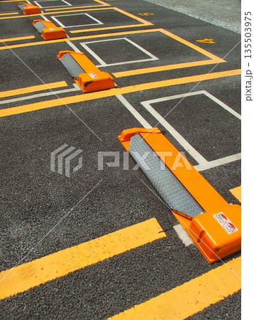 新しくできた時間貸しコインパーキング風景 135503975