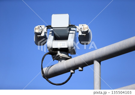 道路の監視カメラ　イメージ 135504103