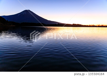 初冬の田貫湖の夜明けの美しい富士山 135504164