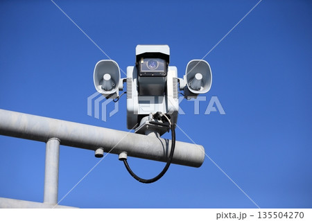 道路の監視カメラ　イメージ 135504270