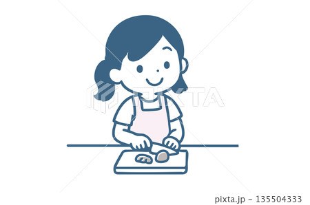 キッチンで包丁を使い料理のお手伝いをする女の子 キッチンで包丁を使い料理のお手伝いをする女の子 135504333