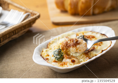 焼きたてのエビグラタン 焼きたてのエビグラタン 135504529