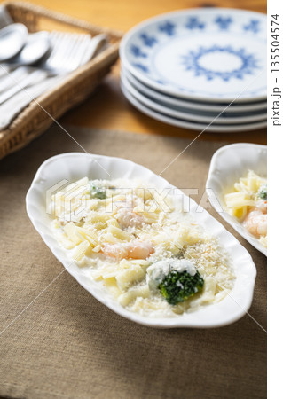 焼く前のエビグラタン 焼く前のエビグラタン 135504574
