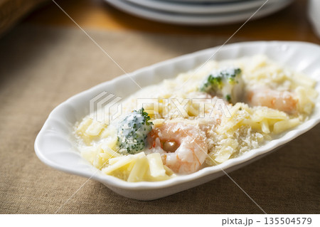 焼く前のエビグラタン 135504579