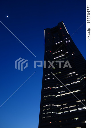 横浜・みなとみらい ランドマークタワーと月 135504774