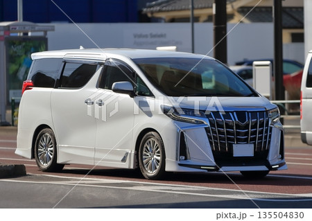 白い高級ミニバン イメージ 白い高級ミニバン イメージ 135504830