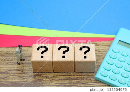 はてなマークと書かれたブロック はてなマークと書かれたブロック 135504976