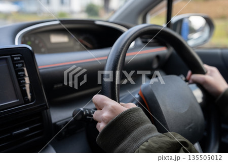 ハンドルを握る 135505012