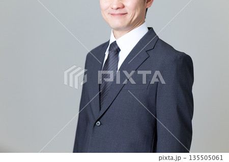 スーツ姿のミドル男性ビジネスマン 135505061