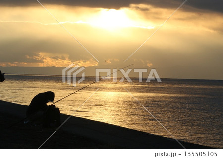 夕日に輝く海 夕日に輝く海 135505105