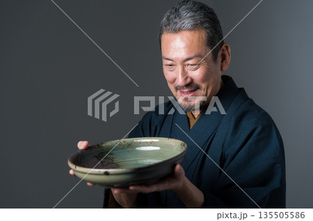 皿を持つ陶芸家の男性 皿を持つ陶芸家の男性 135505586