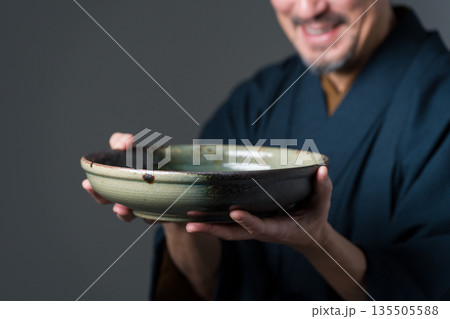 皿を持つ陶芸家の男性 135505588