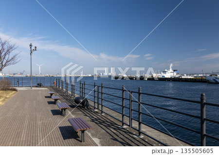 快晴の横浜港と海上保安庁の巡視船 135505605