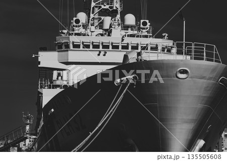 快晴の横浜港と海上保安庁の巡視船 135505608