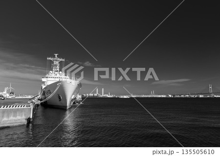 快晴の横浜港と海上保安庁の巡視船 135505610