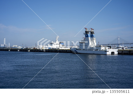 快晴の横浜港と海上保安庁の巡視船 135505611