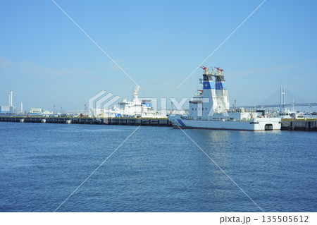快晴の横浜港と海上保安庁の巡視船 135505612