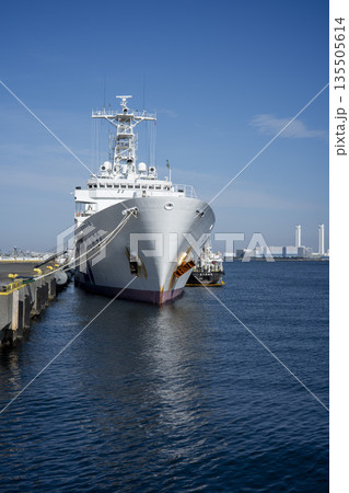 快晴の横浜港と海上保安庁の巡視船 135505614