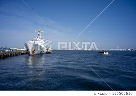 快晴の横浜港と海上保安庁の巡視船 快晴の横浜港と海上保安庁の巡視船 135505616