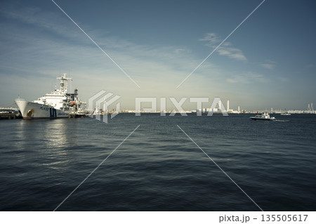 快晴の横浜港と海上保安庁の巡視船 135505617