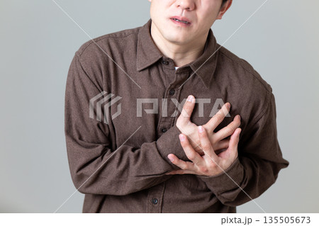 胸を押さえて痛みに苦しむミドル男性 胸を押さえて痛みに苦しむミドル男性 135505673