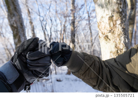 拳を合わせる二人 135505721