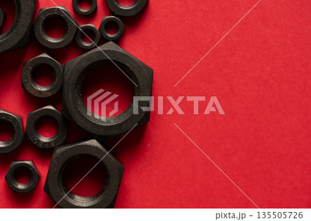 赤背景に置いてある六角ボルトナット 135505726